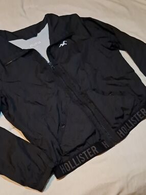 Hollister Women's Black Zip-Front Crop Jacket